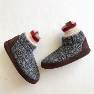 Roots kids knit cabin sock slippers GUC - small tear size 11-12 toddler
